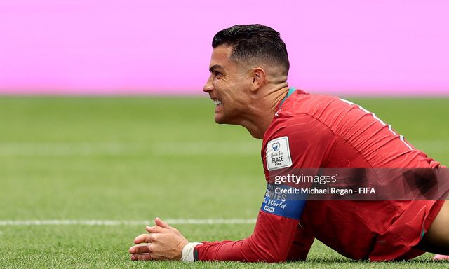 Ronaldo ôm mặt thất vọng, Messi gọi to thế mà chẳng thể trả lời...