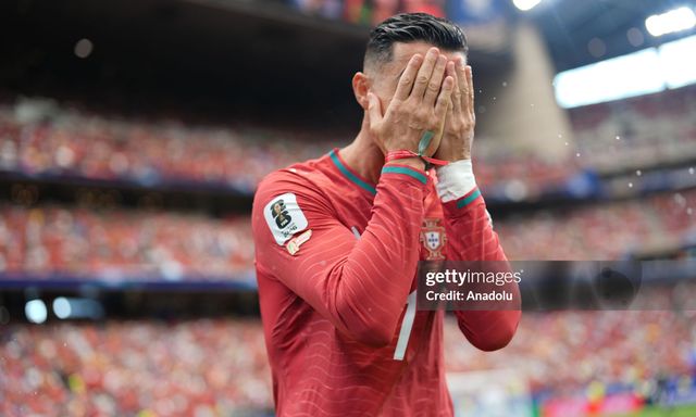 Ronaldo chìm nghỉm ngày ra quân, HLV Bồ Đào Nha nói thẳng về chuyện thay khỏi sân