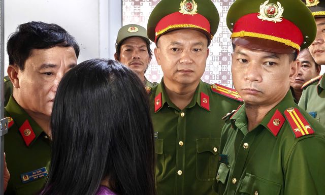 Huy động gần 120 cán bộ chiến sĩ đồng loạt điểm tra 5 tòa chung cư lúc 4h30 sáng