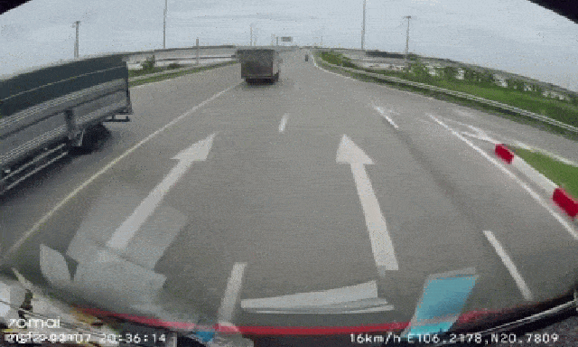 Thông tin bất ngờ về tài xế tài chạy taxi húc đuôi xe tải rồi cùng lao xuống ruộng
