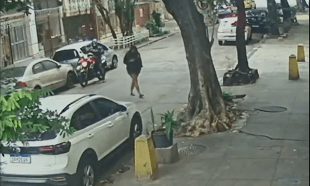 Chỉ đi thêm một bước, người phụ nữ đột ngột biến mất trước mắt mọi người: Đoạn clip ghi lại gây ám ảnh!