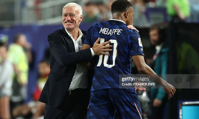 Đang đá World Cup thì... nghỉ ngắn 2 tiếng, tuyển Pháp làm gì để 