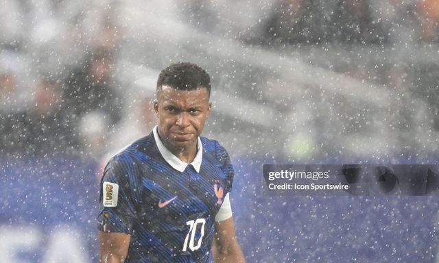 Mbappe gây sốt với màn “giám sát” lau sân trước hiệp hai trận đại thắng Iraq