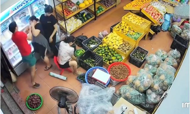 Vụ hành hung người phụ nữ mang thai ở cửa hàng hoa quả: Xác định nguồn cơn