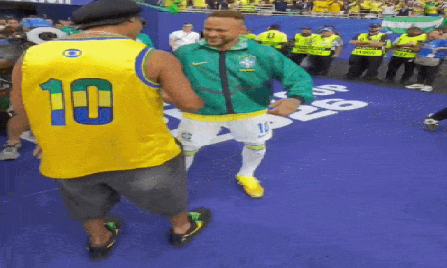 Người giấu mặt thu hút 70 triệu lượt xem khi chào hỏi đội Brazil, riêng Neymar ôm chặt không buông