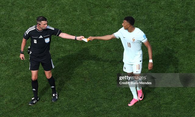 Viral khoảnh khắc Mbappe điềm nhiên nhờ trọng tài 