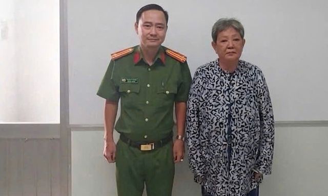 Lục Thị Hồng Liên 66 tuổi bị truy nã tội “Truyền bá văn hóa phẩm đồi trụy” ra đầu thú