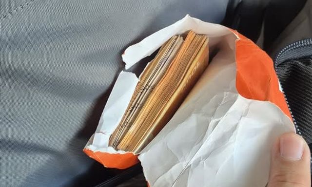 Đang ngủ trên máy bay thì nghe tiếng động, người đàn ông kiểm tra hành lý thì thấy mất 90.000 đô la Hong Kong