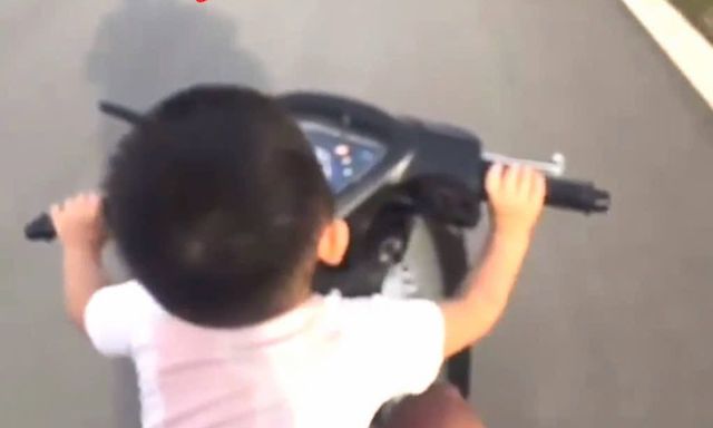 Bất ngờ danh tính người để bé trai 2 tuổi cầm lái xe máy lưu thông trên đường gây bức xúc