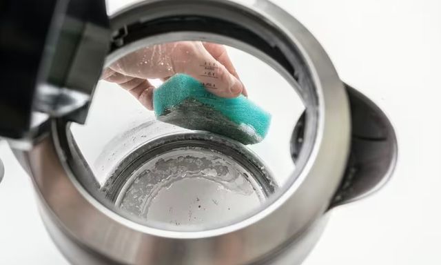Ấm siêu tốc bẩn đến mấy cũng sạch bong nhờ 2 nguyên liệu rẻ tiền ai cũng có 