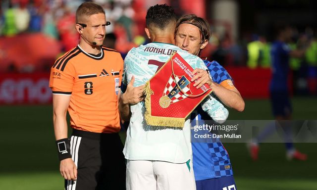 Những cái ôm giữa đại chiến, Ronaldo giờ gánh thêm giấc mơ của Luka Modric!