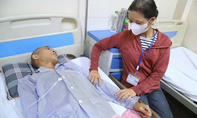 Chồng vay mượn khắp nơi để chữa ung thư cho vợ, nợ chưa trả hết đã bàng hoàng nhận tin dữ