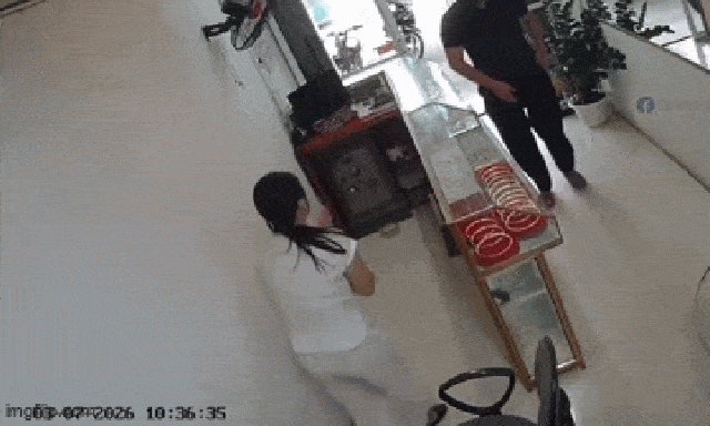Camera cận cảnh vụ cướp tiệm vàng ở Hà Nội, nghi phạm thản nhiên đóng cửa rồi bỏ đi