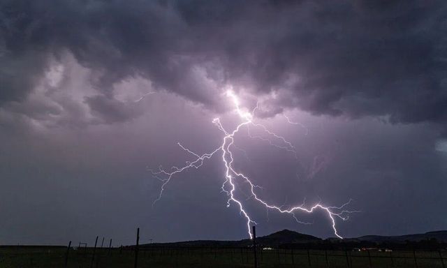 Một cầu thủ thiệt mạng vì bị sét đánh