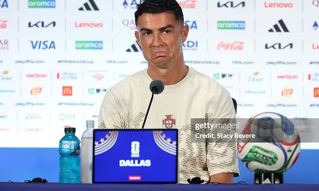 Ronaldo chỉ thẳng mặt phóng viên: 