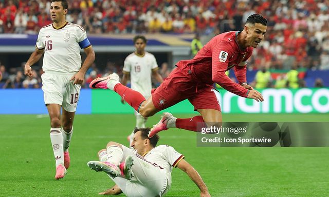 Nhận điểm số thấp gần nhất đội, Ronaldo “tội nghiệp” ra sao trong ngày chia tay World Cup?