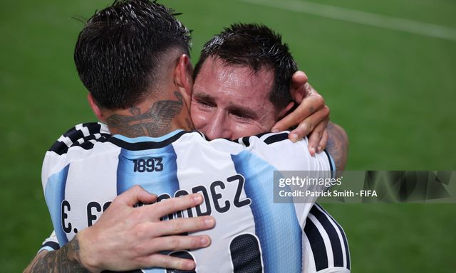 Messi khóc nức nở trong ngày cùng Argentina tạo nên cuộc ngược dòng thần thánh