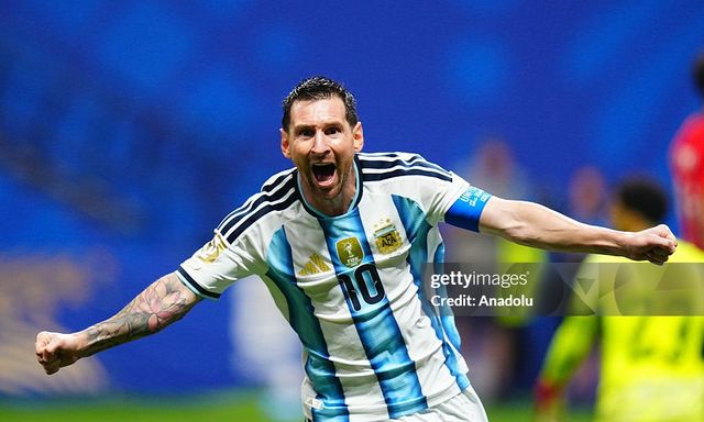 Messi hỏng penalty nhưng vẫn lập siêu kỷ lục, Argentina ngược dòng kinh điển để vào tứ kết World Cup