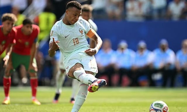 “Điều kỳ lạ” đáng kinh ngạc ẩn sau cú sút hỏng phạt đền của Mbappe và Messi