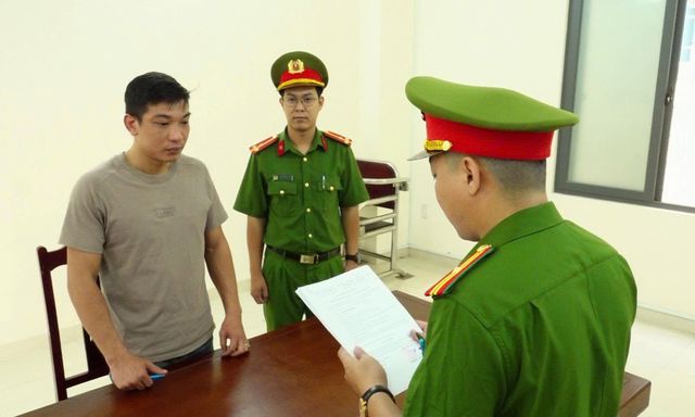 Ra quyết định khởi tố chủ kho giày dép Nguyễn Thành Hưng SN 1994