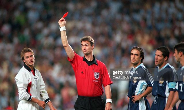 Dính thẻ đỏ làm tuyển Anh thua Argentina, David Beckham từng trải qua những ngày “địa ngục” như thế nào?