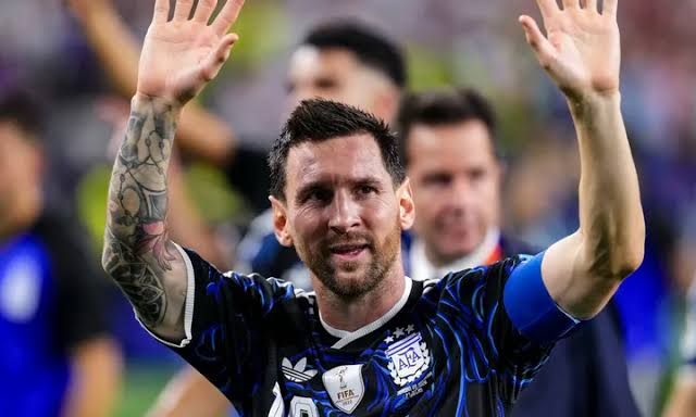 Argentina có động thái lạ trước đại chiến Anh, Messi muốn mặc 