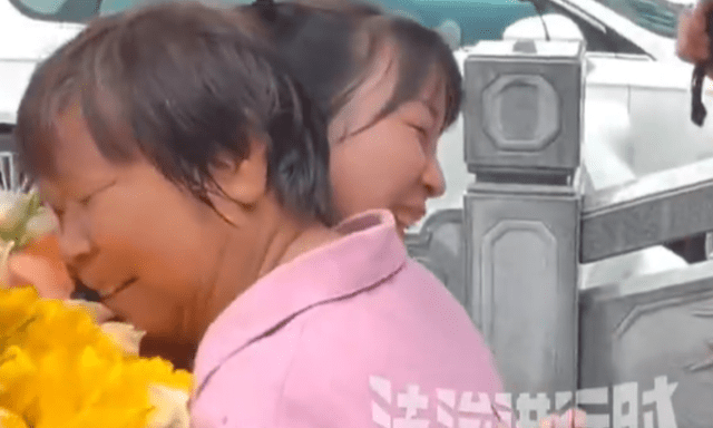 Bị lạc người thân năm 2 tuổi, 35 năm sau người phụ nữ bất ngờ phát hiện gia đình sống ở bên kia đường
