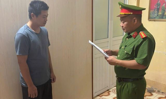 Quyết định khởi tố Lương Văn Hải - đối tượng cởi trần vào trụ sở xã đập phá