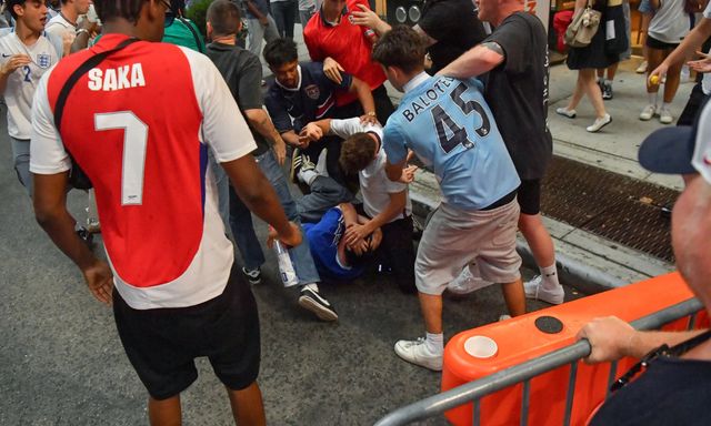 CĐV Anh và Argentina ẩu đả sau bán kết World Cup 2026, nhiều người bị bắt