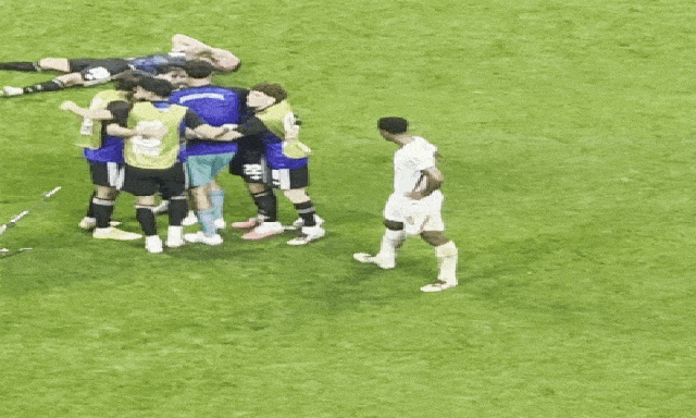 Cay cú vì thua trận, Bellingham đánh vào đầu cầu thủ Argentina