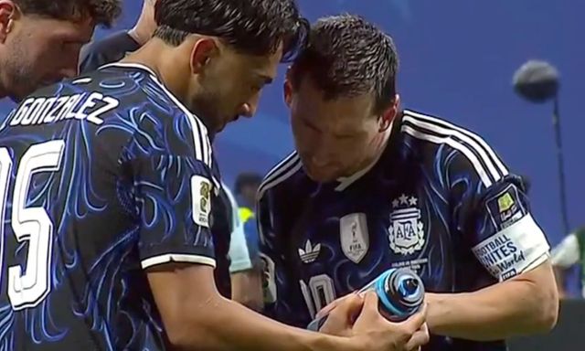 Hài hước: Messi lấy được bí kíp của tuyển Anh nhưng phải nhờ đồng đội... dịch hộ tiếng Anh