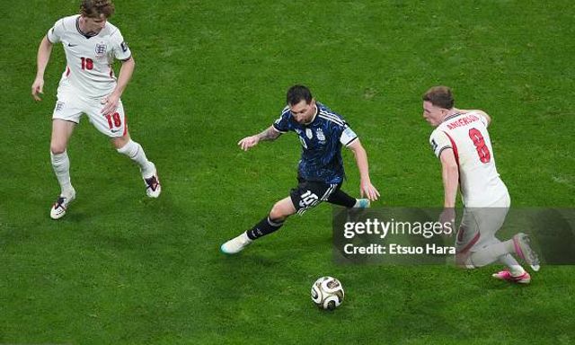 Messi đã trở thành “nỗi kinh hoàng” với bóng đá Anh như thế nào?