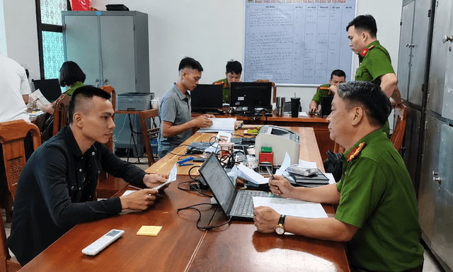 Khởi tố nhân viên quán karaoke Đỗ Phương Thúy SN 2007 và hàng loạt thanh niên 