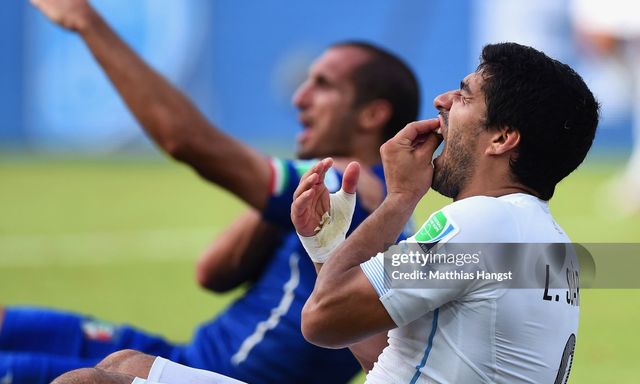 Vụ cắn người rúng động World Cup: FIFA tuyên án cực nặng, siêu sao Nam Mỹ mang tiếng xấu suốt sự nghiệp