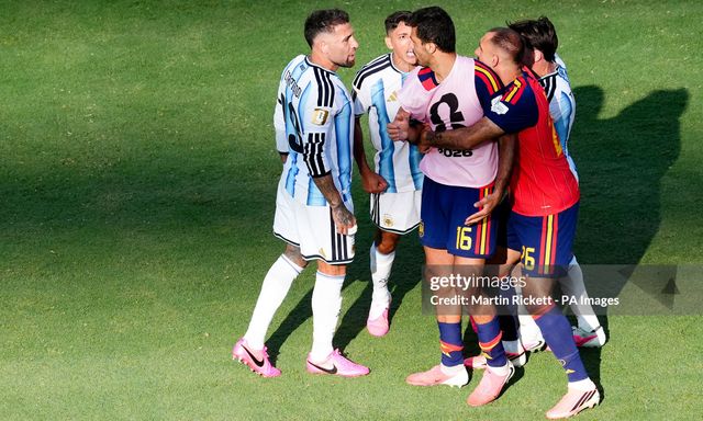 Cầu thủ Argentina trách móc sao Tây Ban Nha: Bớt nói đi đồ ngốc, than phiền với trọng tài lắm thế!
