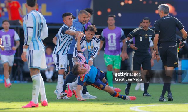 Hé lộ nguồn cơn cầu thủ Argentina đánh cầu thủ Tây Ban Nha, Bellingham bất ngờ được gọi tên