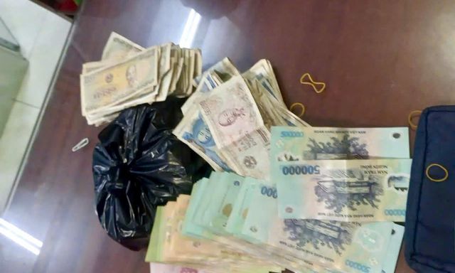 Phát hiện bọc tiền nằm ven đường, cô giáo Nguyễn Kiều Oanh lập tức báo công an