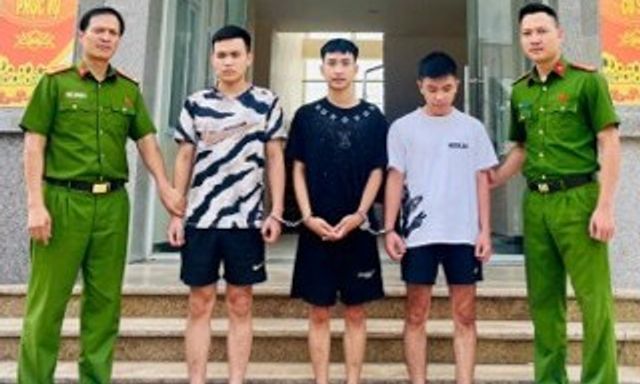 Kiểm tra nhà, công an tạm giữ hình sự Bạch Ngọc Bính và 2 thanh niên