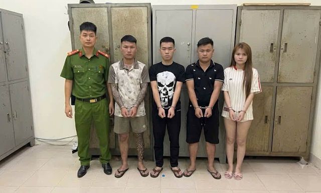 Bắt Đàm Lê Mai Linh SN 2002 và nhiều người đàn ông sau khi kiểm tra phòng trọ