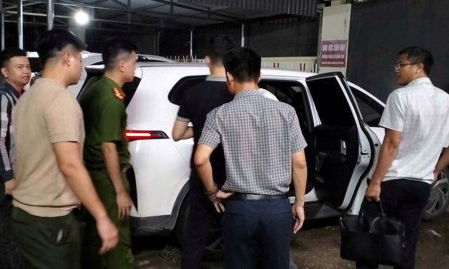 Công an khống chế, bắt Phạm Ngọc Anh SN 1987 ngay tại sân bay