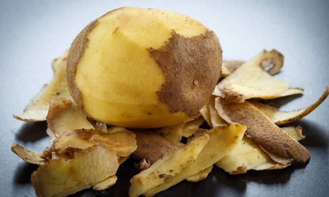 Nhiều người chà vỏ khoai tây lên đồ kim loại bị gỉ: Lý do nằm ở một chất ít ai biết
