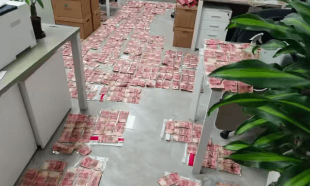 Về nhà sau hơn nửa tháng đi công tác, người đàn ông tái mặt khi thấy thứ ở ban công: Mất 14 giờ 'giải cứu'