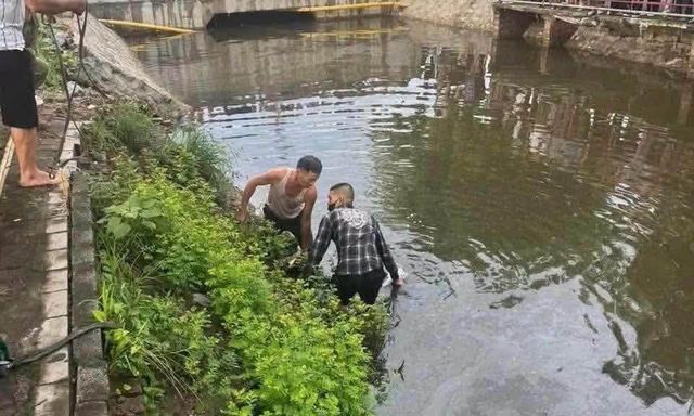 Danh tính người đàn ông tử vong dưới mương, bí ẩn chiếc xe ô tô rời khỏi hiện trường 