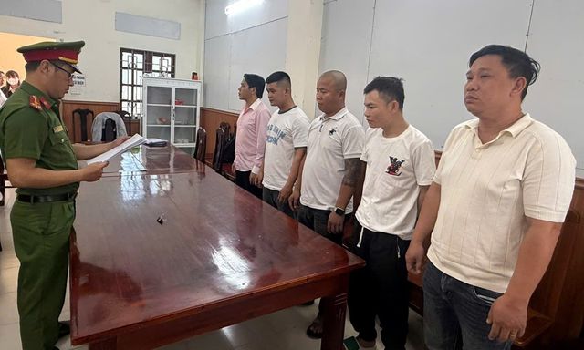Thi hành bắt Huỳnh Tấn Tài SN 1992 và 4 đối tượng liên quan 540.000 đồng