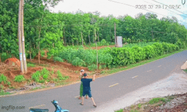 Đối tượng dùng hung khí tấn công lực lượng Công an, cố thủ trong nhà: Vô cớ chặn đường gây gổ