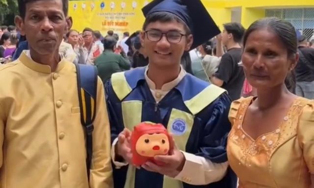 Dự lễ tốt nghiệp của con trai, đôi vợ chồng nghèo ngỡ ngàng khi con mang ra một thứ