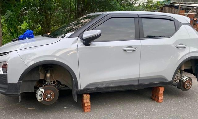 Vụ ô tô bị trộm 2 bánh khi đỗ trong khu đô thị ở Hà Nội: Chủ xe lên tiếng