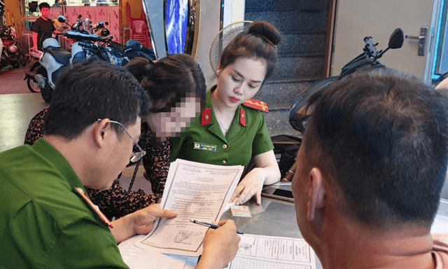 Đúng 00h20 phút, công an đồng loạt kiểm tra 82 người ở các quán internet và karaoke 