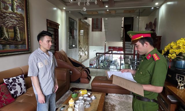 Kiểm tra 3 shop thời trang, công an khởi tố ông chủ Nguyễn Hải Linh SN 1993