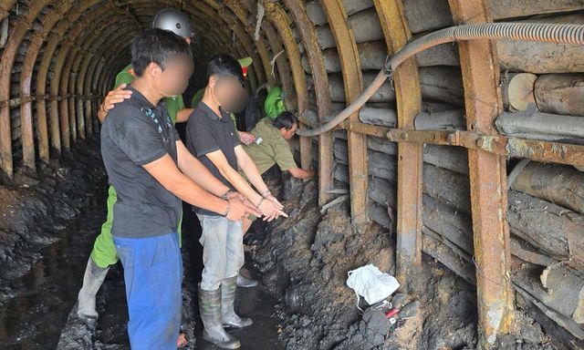 Công an kiểm tra một mỏ than: Bắt khẩn cấp 2 công nhân